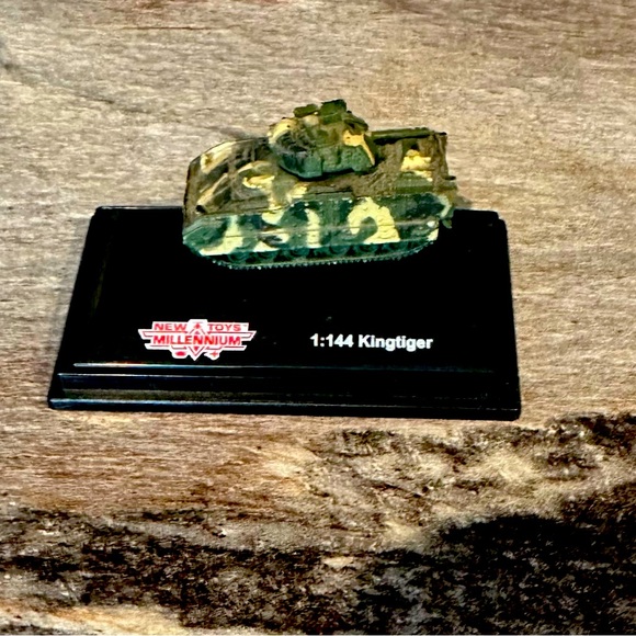 Millennium Toys Classic 1:144 Scale Tank Display, set of 4 one cracked displayed - Picture 4 of 7